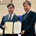 ノーベル生理学・医学賞の受賞が決まり、大阪府吹田市から市長特別賞を贈呈された坂口志文大阪大特別栄誉教授(左)=28日午後、大阪府吹田市