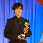 「東京ドラマアウォード2025」の授賞式に登壇した松坂桃李さん=28日午後、東京都港区