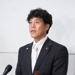 花巻東高を訪問後、報道陣の取材に応じるソフトバンク・城島CBO=28日、岩手県花巻市