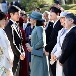 秋の園遊会で騎手の武豊さんと言葉を交わされる天皇、皇后両陛下=28日午後、東京・元赤坂の赤坂御苑(代表撮影)
