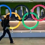 ミラノ・リナーテ空港に設置された五輪マークのモニュメント=20日、ミラノ(共同)