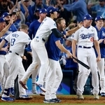 米大リーグ、ブルージェイズとのワールドシリーズ第3戦の18回、サヨナラ本塁打を放ったフリーマンを迎えるため本塁で待ち構えるドジャースの選手たち。右端は佐々木朗希、中央左は大谷翔平=27日、ロサンゼルス(共同)