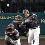 4回ソフトバンク1死、山川が中越えに同点ソロを放つ。捕手坂本=甲子園