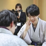 将棋の第73期王座戦5番勝負第5局で、伊藤匠新王座(手前)に敗れた藤井聡太六冠=28日夜、甲府市