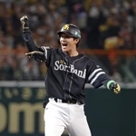 6回、適時三塁打を放ち、ガッツポーズするソフトバンク・柳町=甲子園