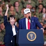 米海軍横須賀基地を訪問し、原子力空母ジョージ・ワシントン艦内で演説するトランプ米大統領(右)と高市首相=28日午後、神奈川県横須賀市