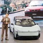 新型カローラのコンセプトカーを発表するトヨタ自動車の佐藤恒治社長=29日午前、東京都江東区の東京ビッグサイト