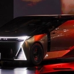 トヨタ自動車が発表した高級車ブランド「レクサス」の六輪車両=29日午前、東京都江東区の東京ビッグサイト