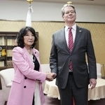 27日、ベセント米財務長官(右)との会談を前に握手する片山財務相=財務省