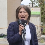 静岡県伊東市議選で新人候補の応援演説をする田久保真紀市長=12日、伊東市