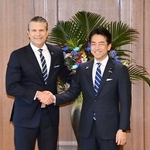 会談前に握手する小泉防衛相(右)とヘグセス米国防長官=29日午前、防衛省(代表撮影)