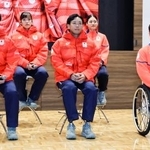 ミラノ・コルティナ冬季五輪・パラリンピックの日本選手団公式スポーツウエアを着用する森重航(手前左)、浮田留衣(奥左)ら=29日、東京都新宿区