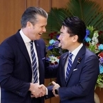 共同記者会見を終え、握手する小泉防衛相(右)とヘグセス米国防長官=29日午後、防衛省(代表撮影)