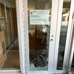 クマが体当たりして割れたとみられる山形県南陽市赤湯小のガラス=29日(市関係者のSNSより)