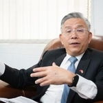 エスワティニ・ムババーネで取材に応じる台湾の梁洪昇大使=6日(共同)