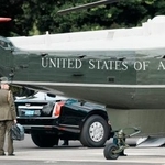 トランプ米大統領を乗せた大統領専用ヘリ、マリーンワンのそばで「核のボタン」とみられるかばんを持ち待機する米軍関係者=29日午前、東京都港区の赤坂プレスセンター