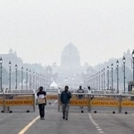 大気汚染の影響で白くかすむインド大統領官邸=28日、ニューデリー(共同)