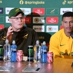 記者会見するラグビー南アフリカ代表のエラスムス監督(左)ら=28日、ロンドン(共同)