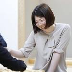将棋の第47期霧島酒造杯女流王将戦3番勝負の第3局で中七海女流三段を破って4連覇を果たし、対局を振り返る西山朋佳女流王将=29日午後、東京都渋谷区の将棋会館