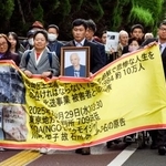 差し戻し審第1回口頭弁論のため、東京地裁に入る原告側=29日午後