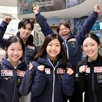 GPシリーズ第3戦のためカナダ・サスカトゥーンに到着した(手前左から)中井亜美、千葉百音、青木祐奈、(奥左から)三浦佳生、友野一希=28日(共同)