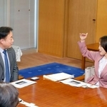 山口県岩国市で福田良彦市長(左)と面会する共産党の田村委員長=29日午後