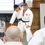 海外指導者対象のコーチングセミナーで実技指導する井上康生氏(右)=神奈川県平塚市の東海大