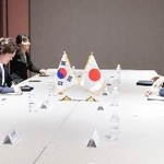 会談する茂木外相(右端)と韓国の趙顕外相(左端)=29日、韓国・慶州(外務省提供・共同)