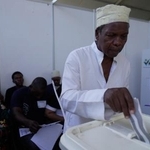 29日、タンザニア・ザンジバルで投票する男性(AP=共同)