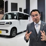 取材に応じるBYD日本法人の劉学亮社長=29日午前、東京都江東区