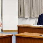 福島県庁で内堀雅雄知事(左)と会談する鈴木農相=29日午後