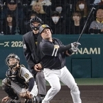 2回ソフトバンク無死、山川が中越えに先制ソロを放つ。捕手坂本=甲子園