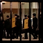 山形刑務所に家宅捜索に入る山形県警の捜査員ら=29日夜