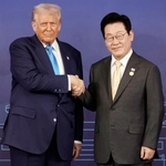 握手するトランプ米大統領(左)と韓国の李在明大統領=29日、韓国・慶州(聯合=共同)