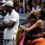 惨劇にショックを受ける人々=29日、リオデジャネイロ(ロイター=共同)