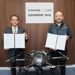 調印式で協業に関する契約書を手にする信濃毎日新聞社の小坂壮太郎社長(左)とVFRの蓬田和平社長=29日午後、長野県安曇野市(同新聞社提供)