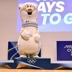 お披露目されたミラノ・コルティナ冬季五輪の表彰台とマスコット=29日、ミラノ(共同)