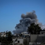 29日、ガザ北部ガザ市で避難民キャンプから立ち上る煙(ゲッティ=共同)