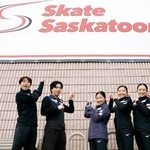 練習を終え写真に納まる(左から)友野一希、三浦佳生、中井亜美、千葉百音、青木祐奈=29日、カナダ・サスカトゥーン(共同)