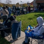 食料を求めて並ぶ連邦政府職員=28日、米メリーランド州(ロイター=共同)