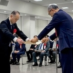 大阪国税局で開かれた「清酒鑑評会」の表彰式で、表彰状を受け取る白鶴酒造の関係者(左)=30日午前、大阪市中央区