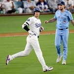 ブルージェイズ戦の6回、右飛に倒れたドジャース・大谷。投手イエサベージ=ロサンゼルス(共同)