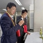 「清酒鑑評会」で優秀賞を受賞した清酒を試飲する関係者=30日正午、大阪市中央区の大阪国税局