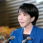 APEC首脳会議への出発前に記者団の取材に応じる高市首相=30日午後、首相官邸