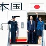 APEC首脳会議出席のため、羽田空港を出発する高市首相(右)=30日午後