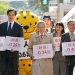 「1票の格差」訴訟の判決で、東京高裁に向かう原告側の升永英俊弁護士(手前中央)ら=30日午後、東京・霞が関