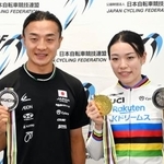 自転車トラック種目の世界選手権で獲得したメダルを手に撮影に応じる、佐藤水菜(右)と窪木一茂=30日、東京都港区