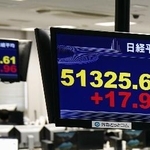 5万1325円61銭で取引を終えた日経平均株価を示すモニター=30日午後、東京都港区の外為どっとコム