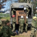陸上自衛隊秋田駐屯地での訓練で、箱わなを運ぶ隊員=30日午前、秋田市(陸自提供)