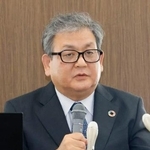 記者会見で年間授業料の値上げを発表する山口大の谷沢幸生学長=30日午後、山口市